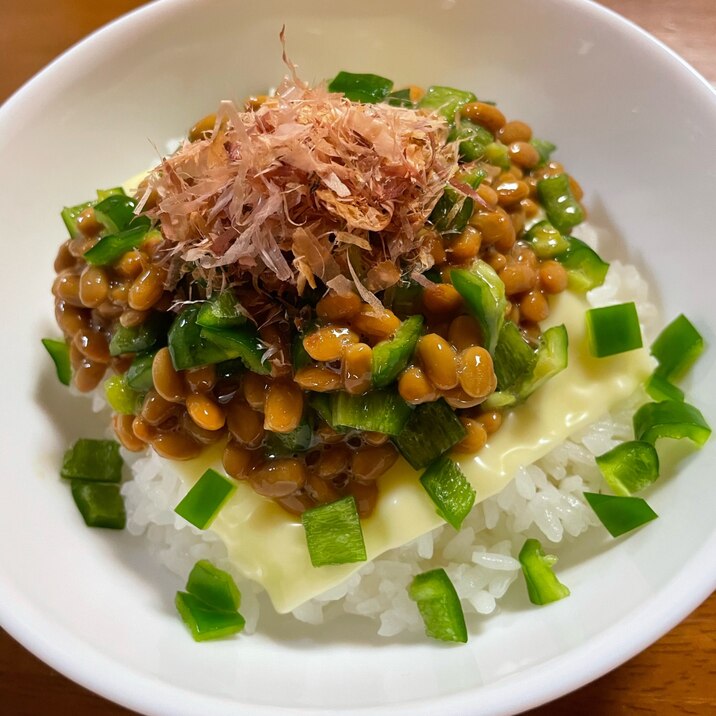 ピーマンチーズおかか納豆丼